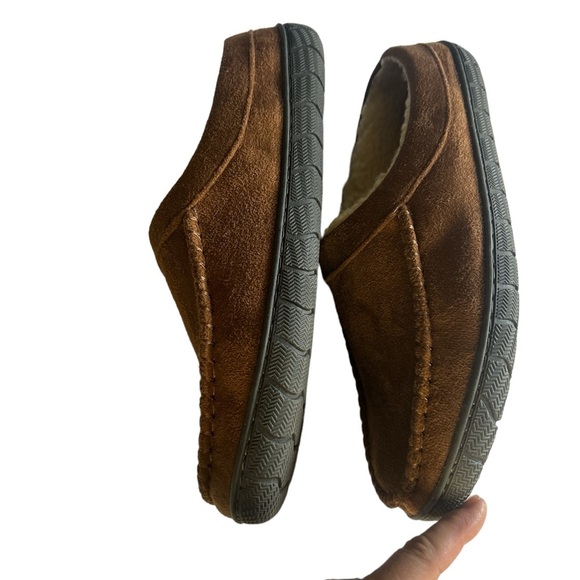 Dockers brown faux suede house shoes size 9-10 - Picture 2 of 6